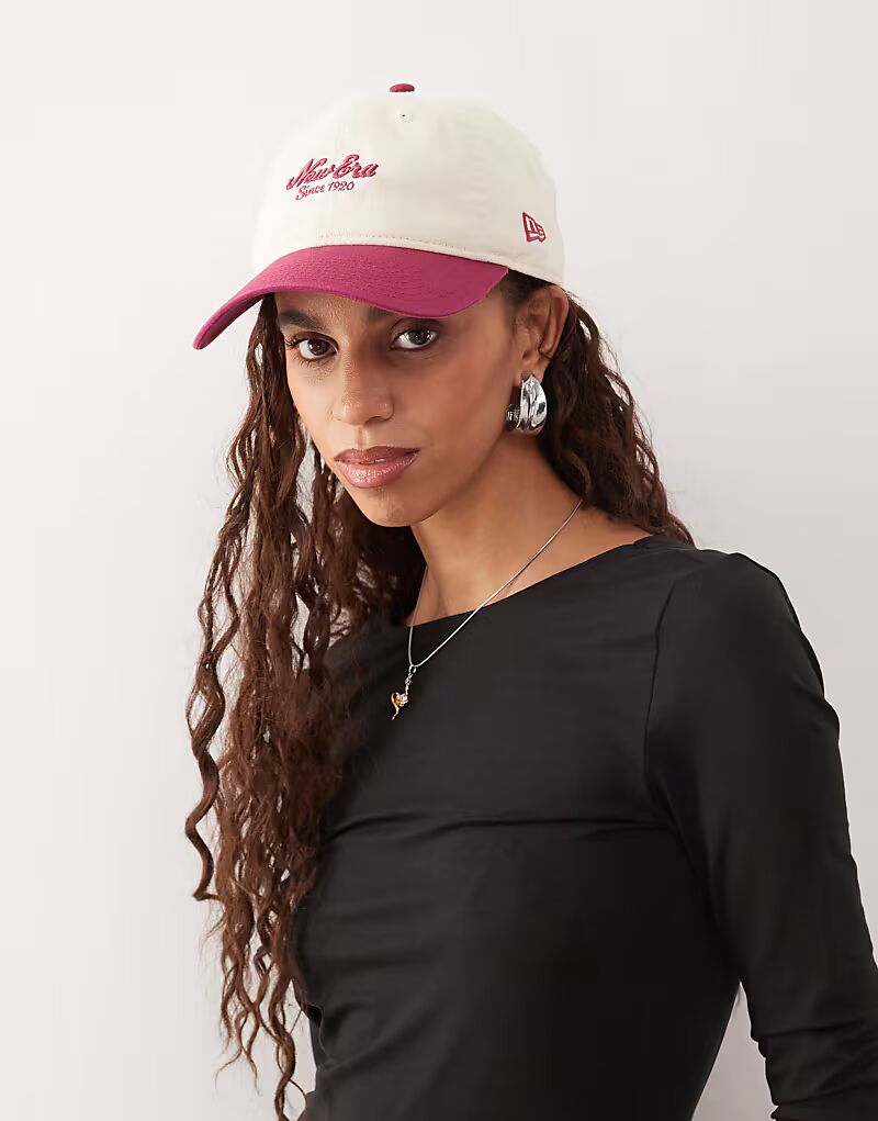 Кепка с логотипом New Era и контрастным козырьком в кремово-белом и красном цвете
Кепка с логотипом New Era и контрастным козырьком в кремово-белом и красном цвете