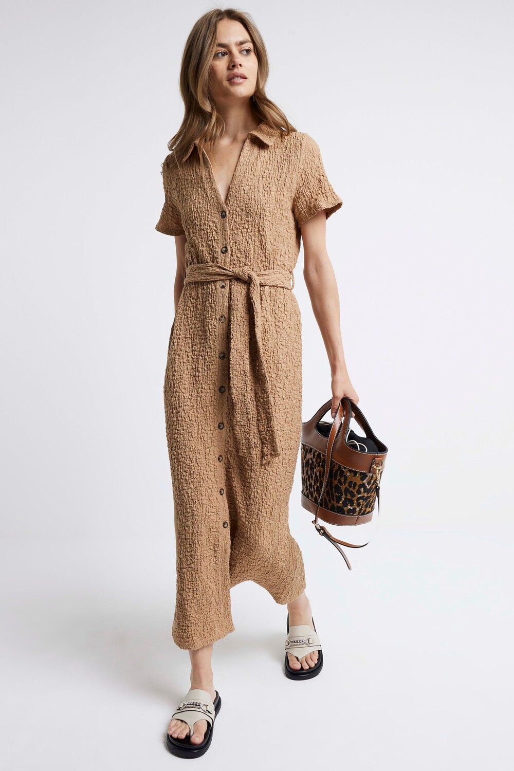 Платье рубашка миди с короткими рукавами и текстурой River Island, коричневый
Платье рубашка миди с короткими рукавами и текстурой River Island, коричневый