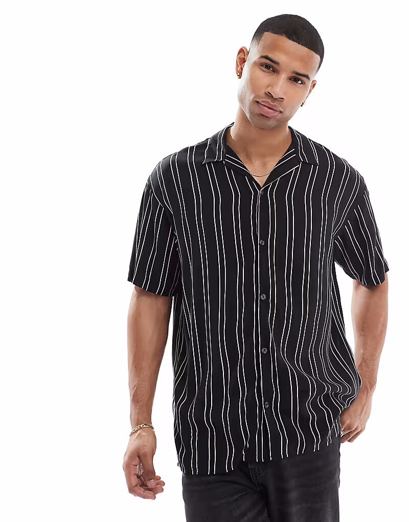 Рубашка Jack & Jones Revere с короткими рукавами и полосатым воротником черного цвета
Рубашка Jack & Jones Revere с короткими рукавами и полосатым воротником черного цвета