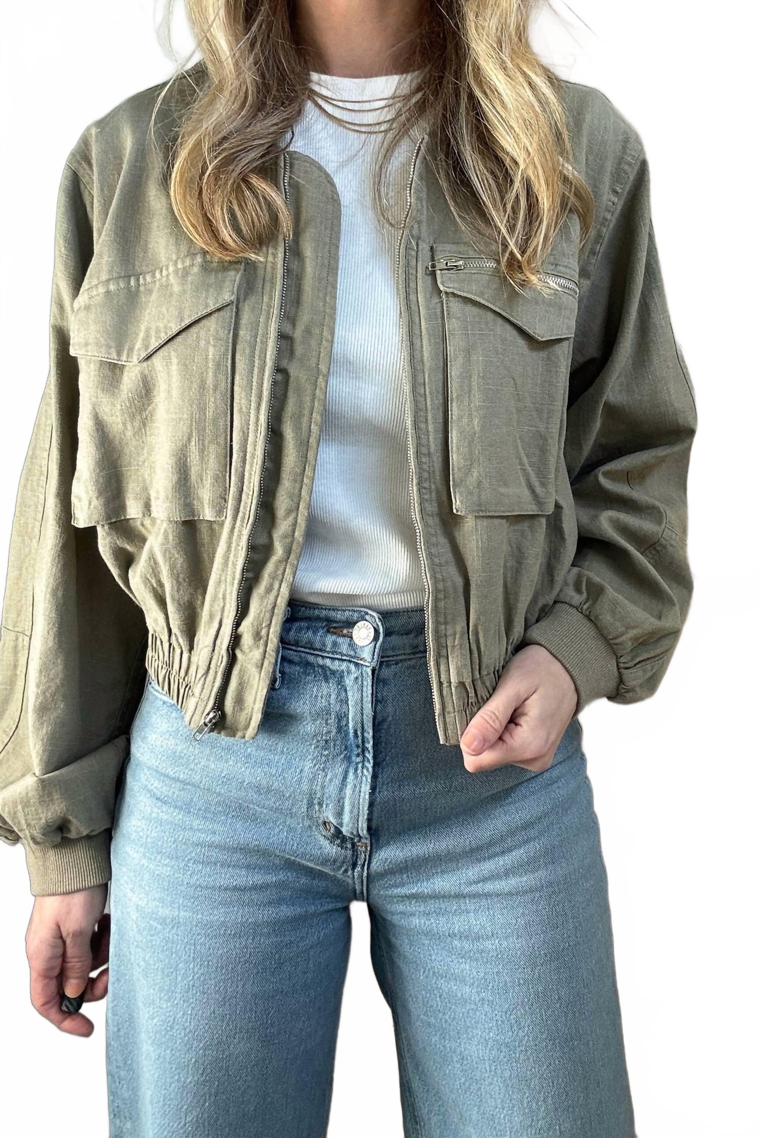 Куртка-бомбер с молнией спереди и карманом в оливковом цвете Illa Illa
Куртка-бомбер с молнией спереди и карманом в оливковом цвете Illa Illa