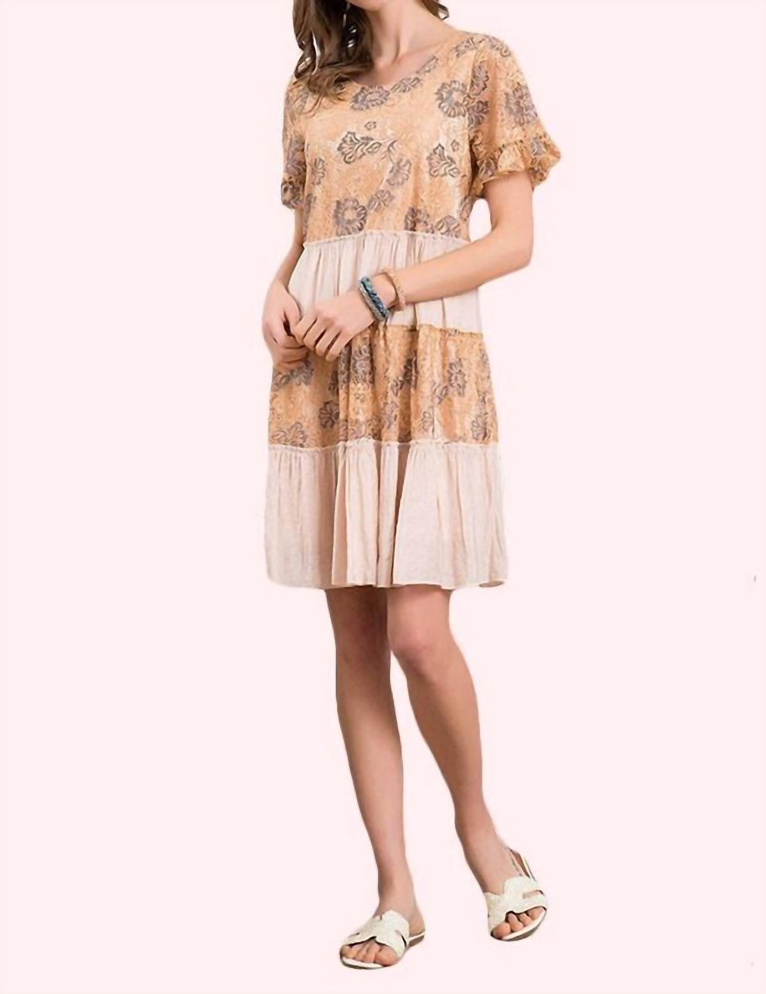 Paisley Платье из двухцветного кружева цвета шампанского
Paisley Платье из двухцветного кружева цвета шампанского