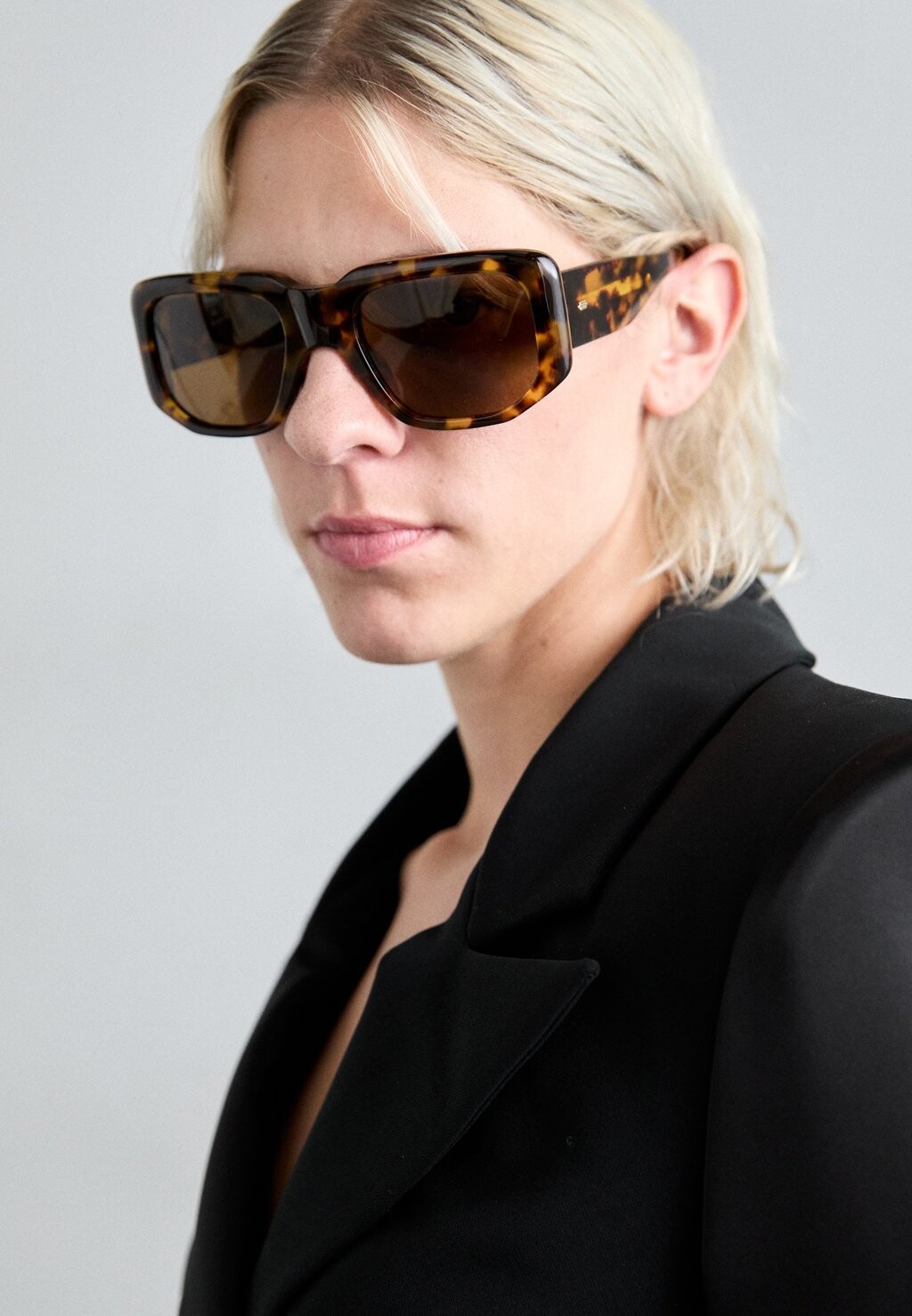 Солнцезащитные очки VINTAGE SQUARE kimeze, коричневый
Солнцезащитные очки VINTAGE SQUARE kimeze, коричневый