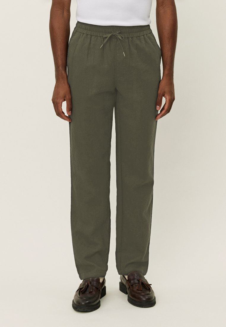 Брюки PATRICK PANTS Les Deux, темно-зеленый
Брюки PATRICK PANTS Les Deux, темно-зеленый