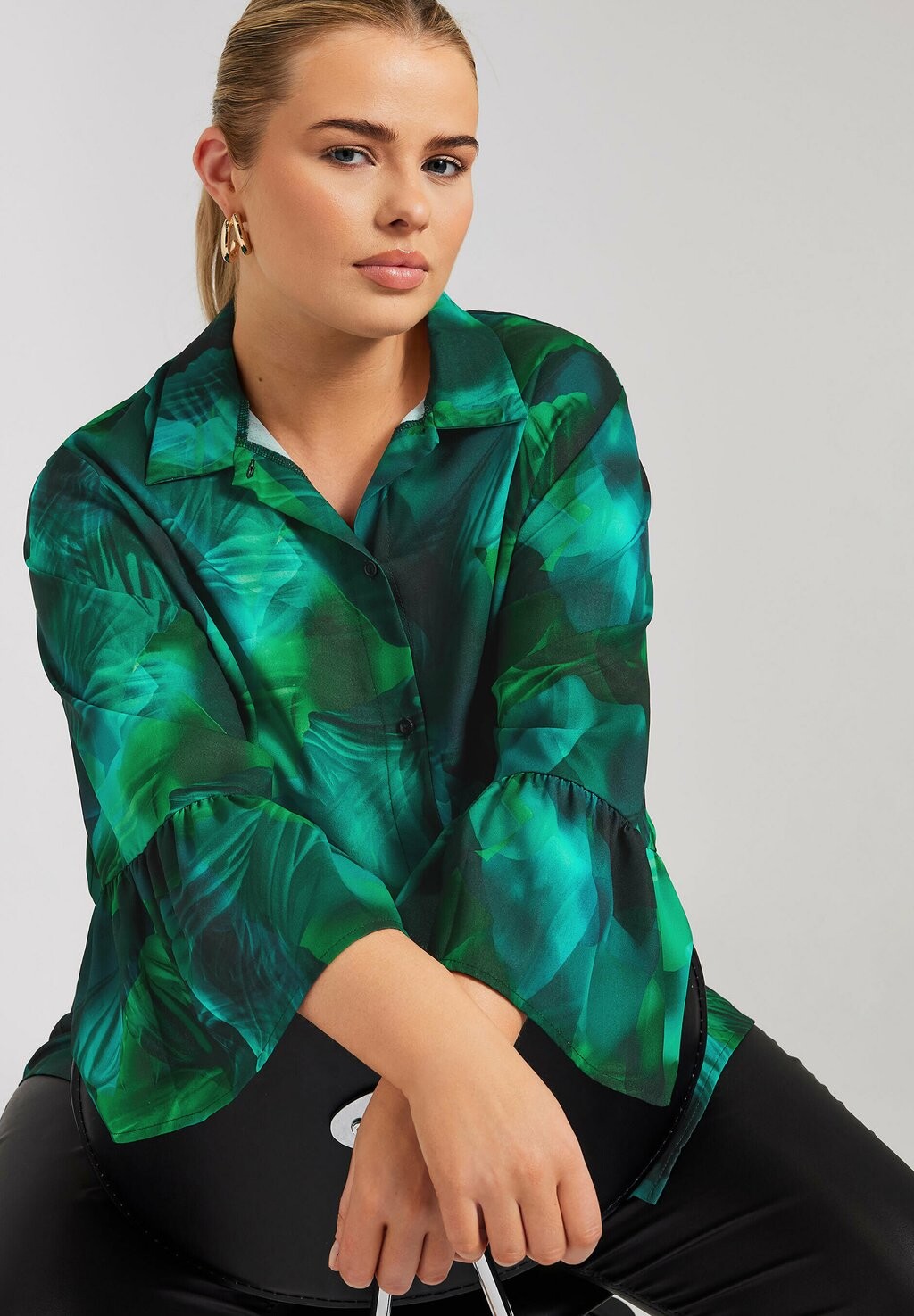 Блузка на пуговицах ABSTRACT BELL SLEEVE Yours Clothing, зеленый
Блузка на пуговицах ABSTRACT BELL SLEEVE Yours Clothing, зеленый