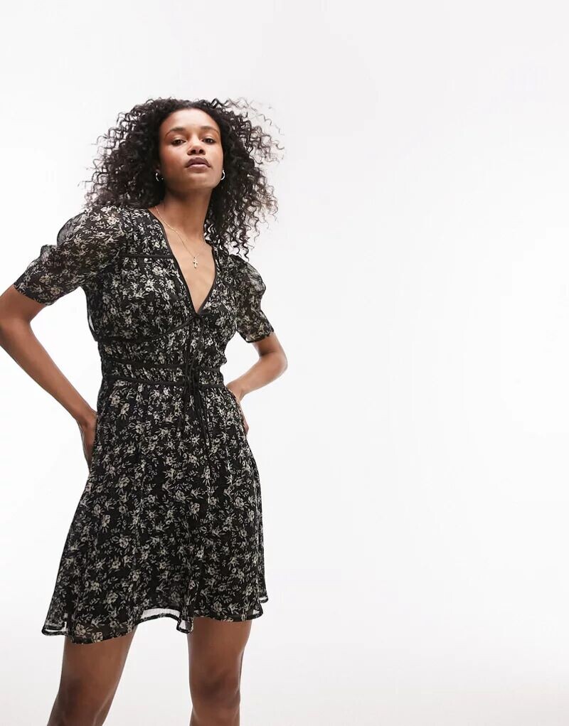 Повседневное платье Topshop со сборками в черно-белом цветочном принте и завязкой спереди
Повседневное платье Topshop со сборками в черно-белом цветочном принте и завязкой спереди