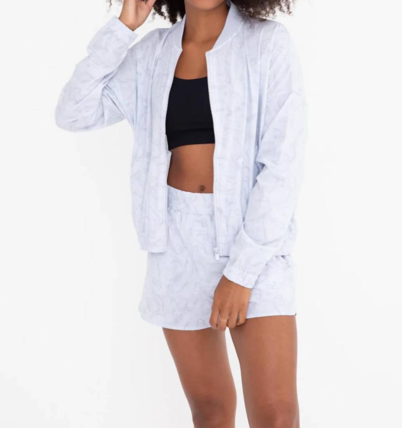 Куртка Active на молнии с мраморным узором синего цвета mono b
Куртка Active на молнии с мраморным узором синего цвета mono b