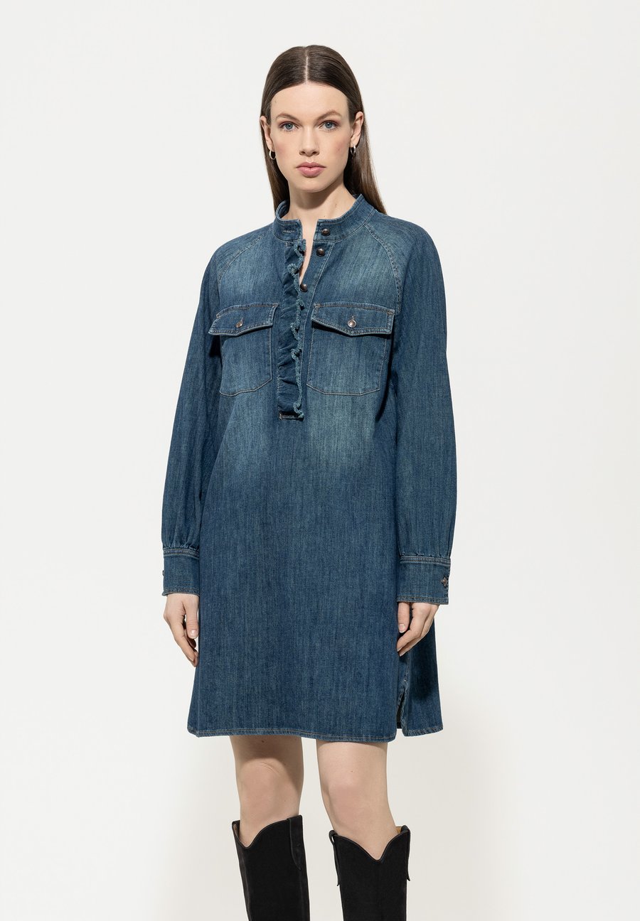 Платье Luisa Cerano MIT RÜSCHENDETAIL, Denim Blue/Blue Denim
Платье Luisa Cerano MIT RÜSCHENDETAIL, Denim Blue/Blue Denim