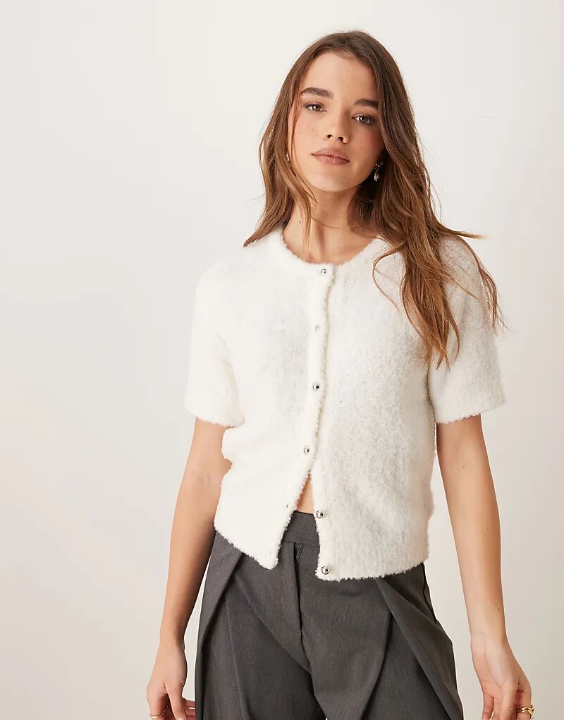 Кардиган Gina Tricot с короткими рукавами из супермягкой текстурированной пряжи цвета «кремовый»
Кардиган Gina Tricot с короткими рукавами из супермягкой текстурированной пряжи цвета «кремовый»