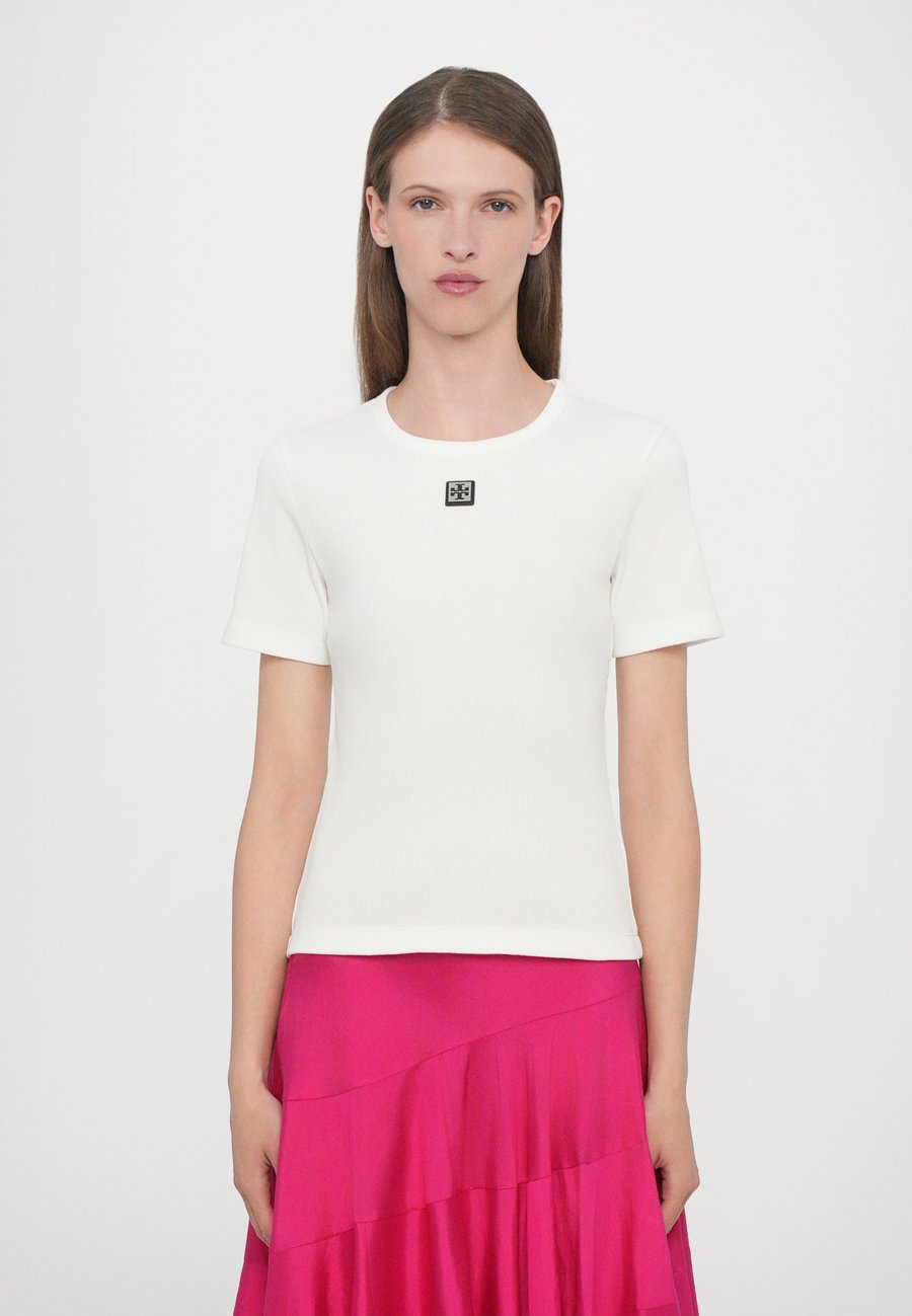 Футболка Tory Burch LOGO TEE, Snow White/White
Футболка Tory Burch LOGO TEE, Snow White/White