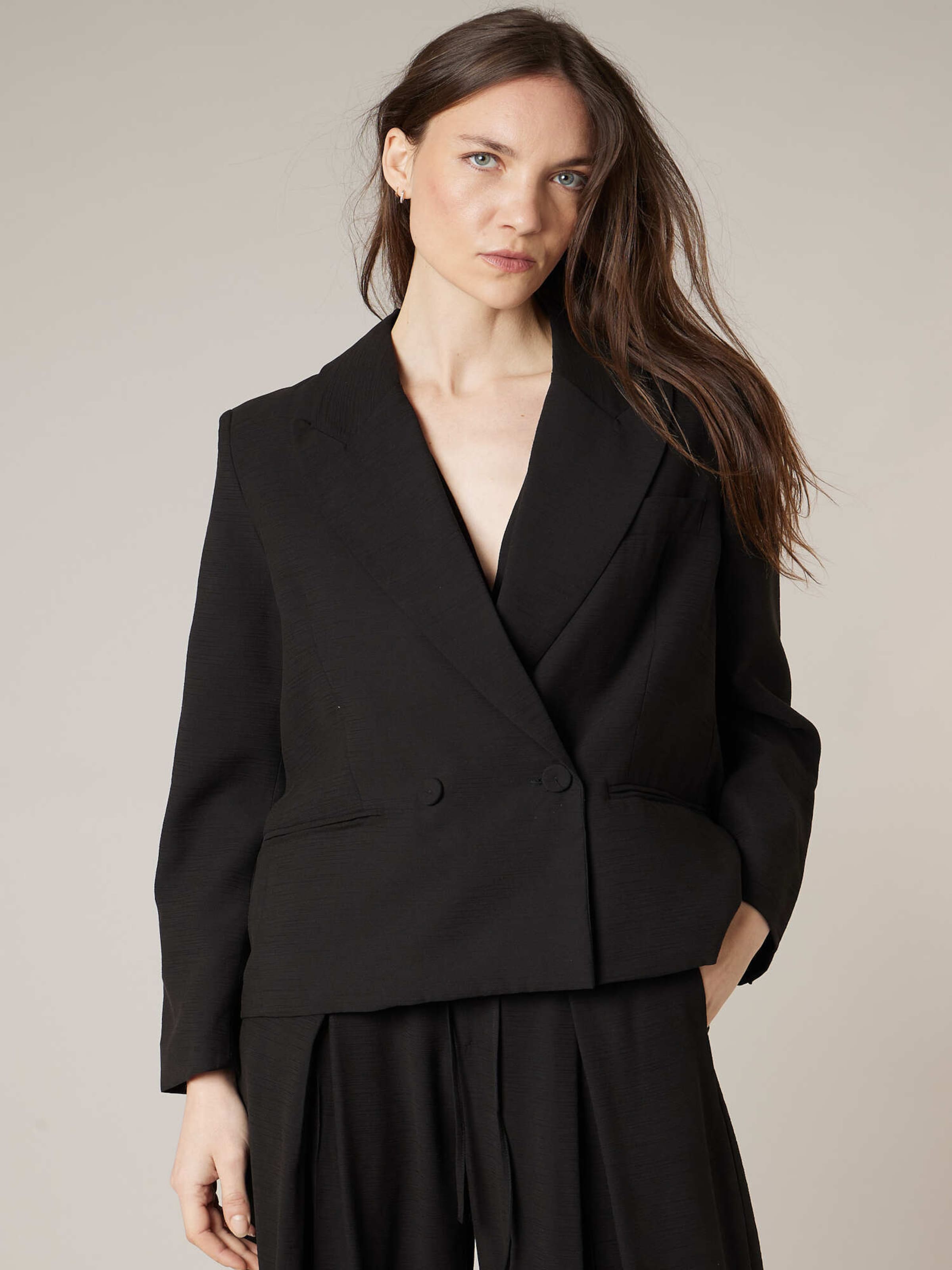 Deeluxe Блейзер 'Selani' в черном цвете
Deeluxe Блейзер 'Selani' в черном цвете