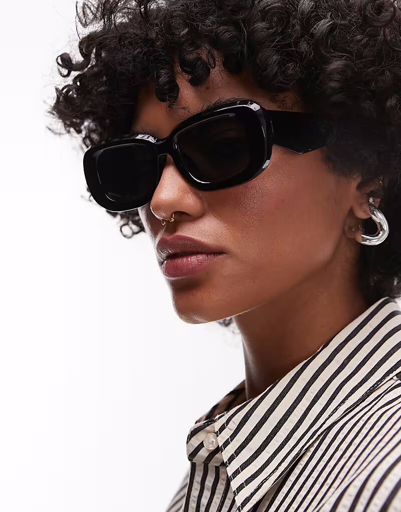 Солнцезащитные очки Topshop Athens прямоугольной формы черного цвета
Солнцезащитные очки Topshop Athens прямоугольной формы черного цвета