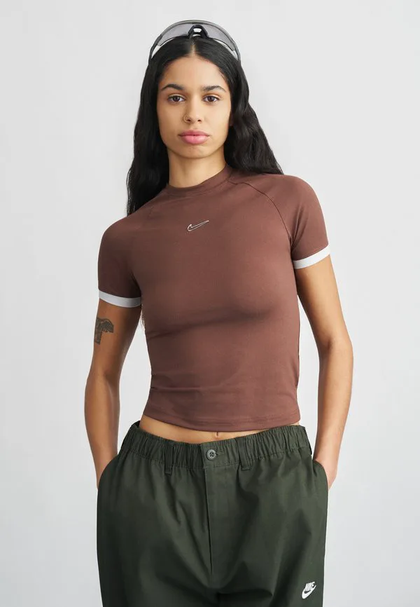 Приталенная футболка с принтом Nike Sportswear, Chocolate, Коричневый, Приталенная футболка с принтом Nike Sportswear, Chocolate
Приталенная футболка с принтом Nike Sportswear, Chocolate, Коричневый, Приталенная футболка с принтом Nike Sportswear, Chocolate