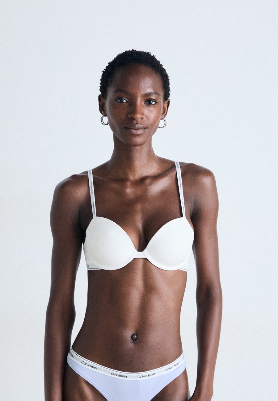 Бюстгальтер Calvin Klein Underwear LIGHTLY LINED DEMI ICON , White
Бюстгальтер Calvin Klein Underwear LIGHTLY LINED DEMI ICON , White
