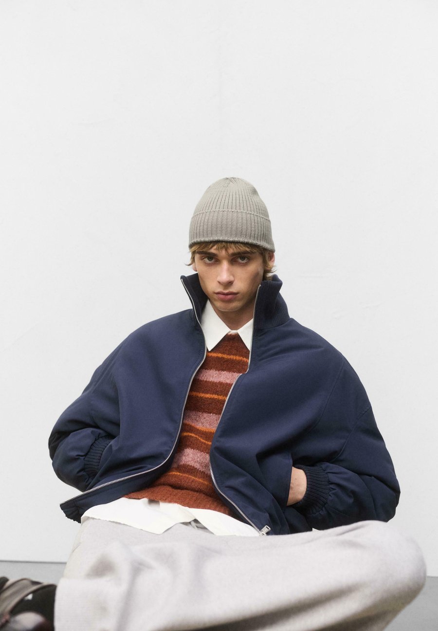 Шапка PULL&BEAR Beanie, Grey
Шапка PULL&BEAR Beanie, Grey