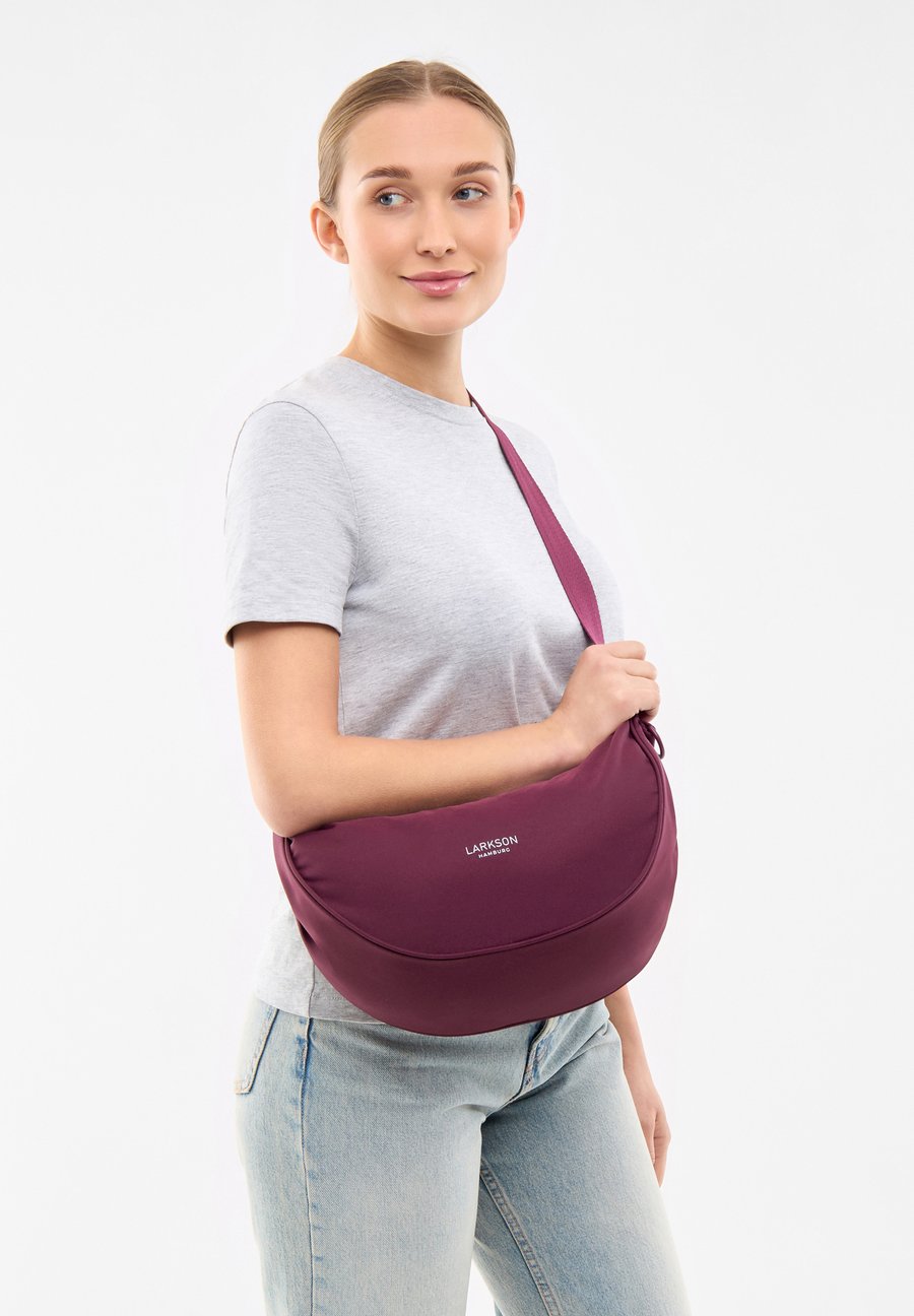 Сумка кросс-боди Larkson SOLVEIG MEDIUM HALF MOON, Berry
Сумка кросс-боди Larkson SOLVEIG MEDIUM HALF MOON, Berry