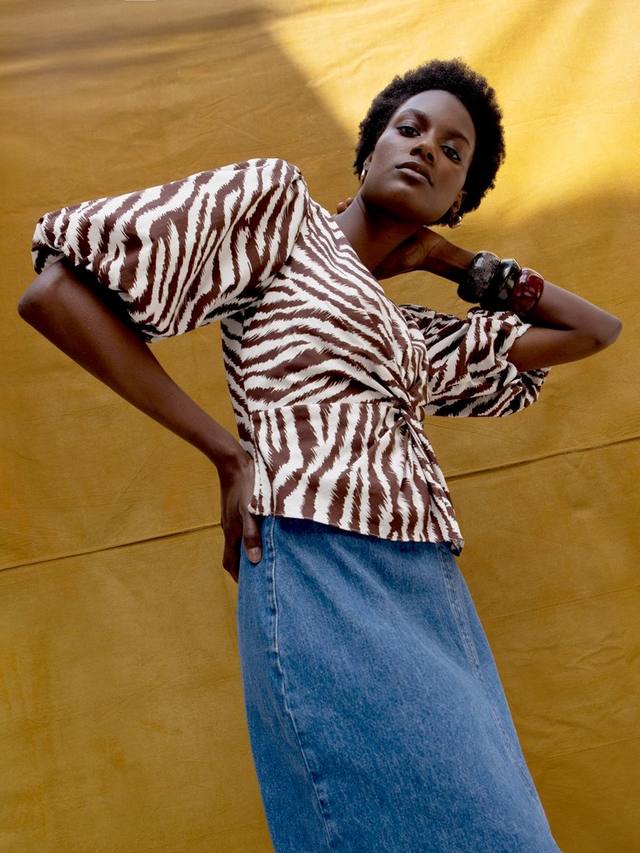 Хлопковая блузка с принтом зебры и скрученным передом Ro&Zo
Хлопковая блузка с принтом зебры и скрученным передом Ro&Zo