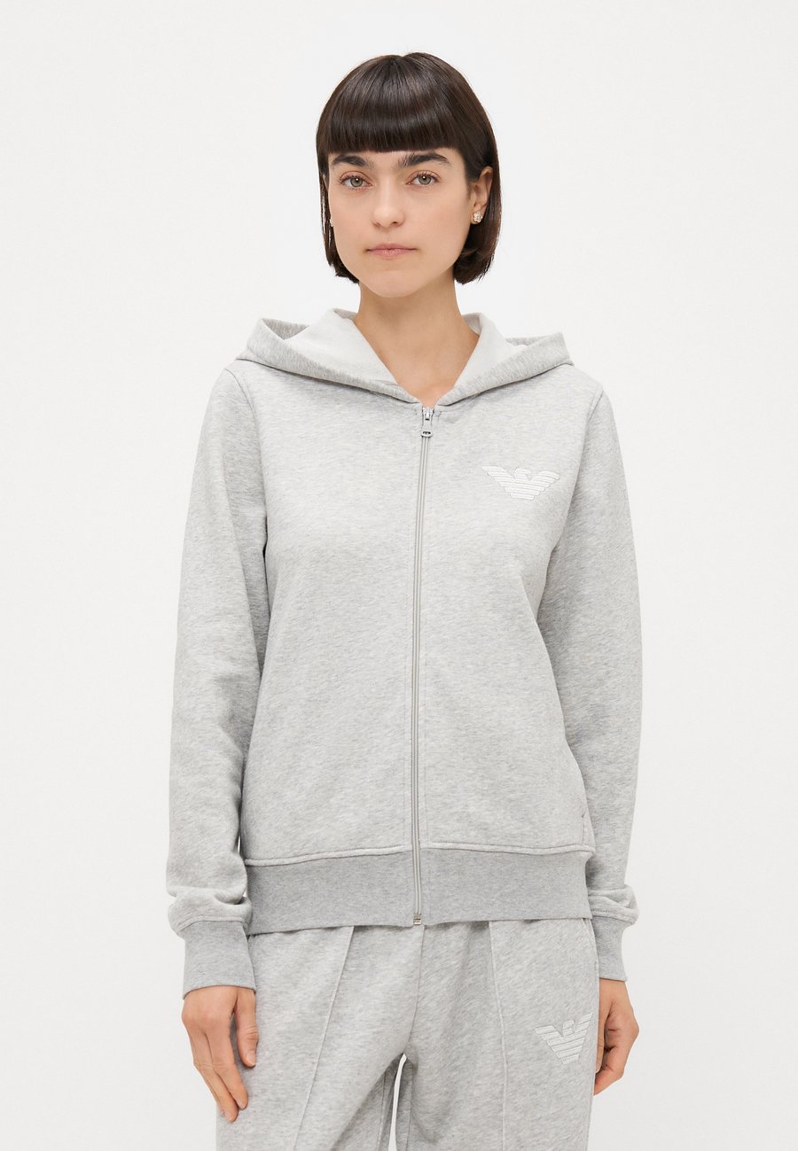 Пижамный топ Emporio Armani HOODED FULL ZIP , Warm Grey Melange/Grey
Пижамный топ Emporio Armani HOODED FULL ZIP , Warm Grey Melange/Grey