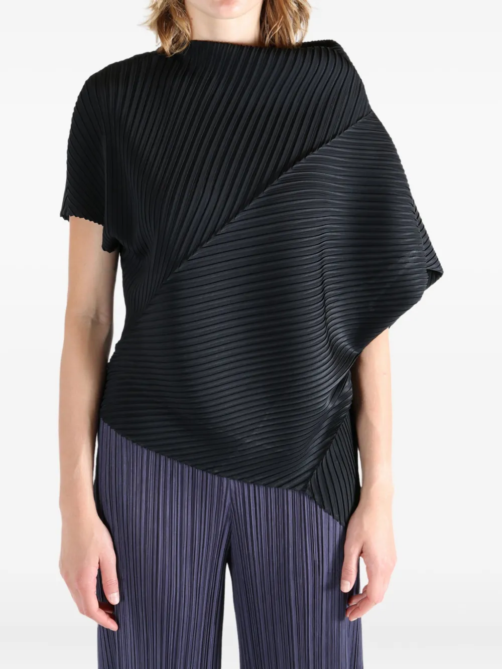 Асимметричная плиссированная футболка Issey Miyake, черный 
Асимметричная плиссированная футболка Issey Miyake, черный