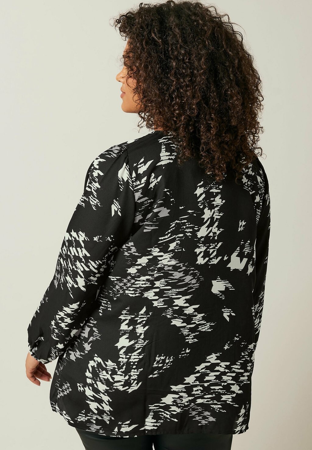 Блуза DOGTOOTH PINTUCK Evans, черный
Блуза DOGTOOTH PINTUCK Evans, черный