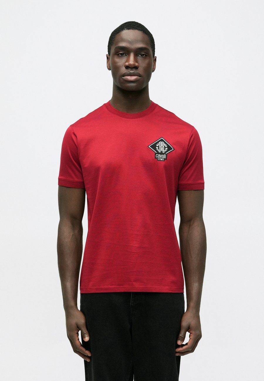Футболка Cavalli Uomo MERCERIZED PATCH LOGO TEE, Red, Красный, Футболка Cavalli Uomo MERCERIZED PATCH LOGO TEE, Red
Футболка Cavalli Uomo MERCERIZED PATCH LOGO TEE, Red, Красный, Футболка Cavalli Uomo MERCERIZED PATCH LOGO TEE, Red