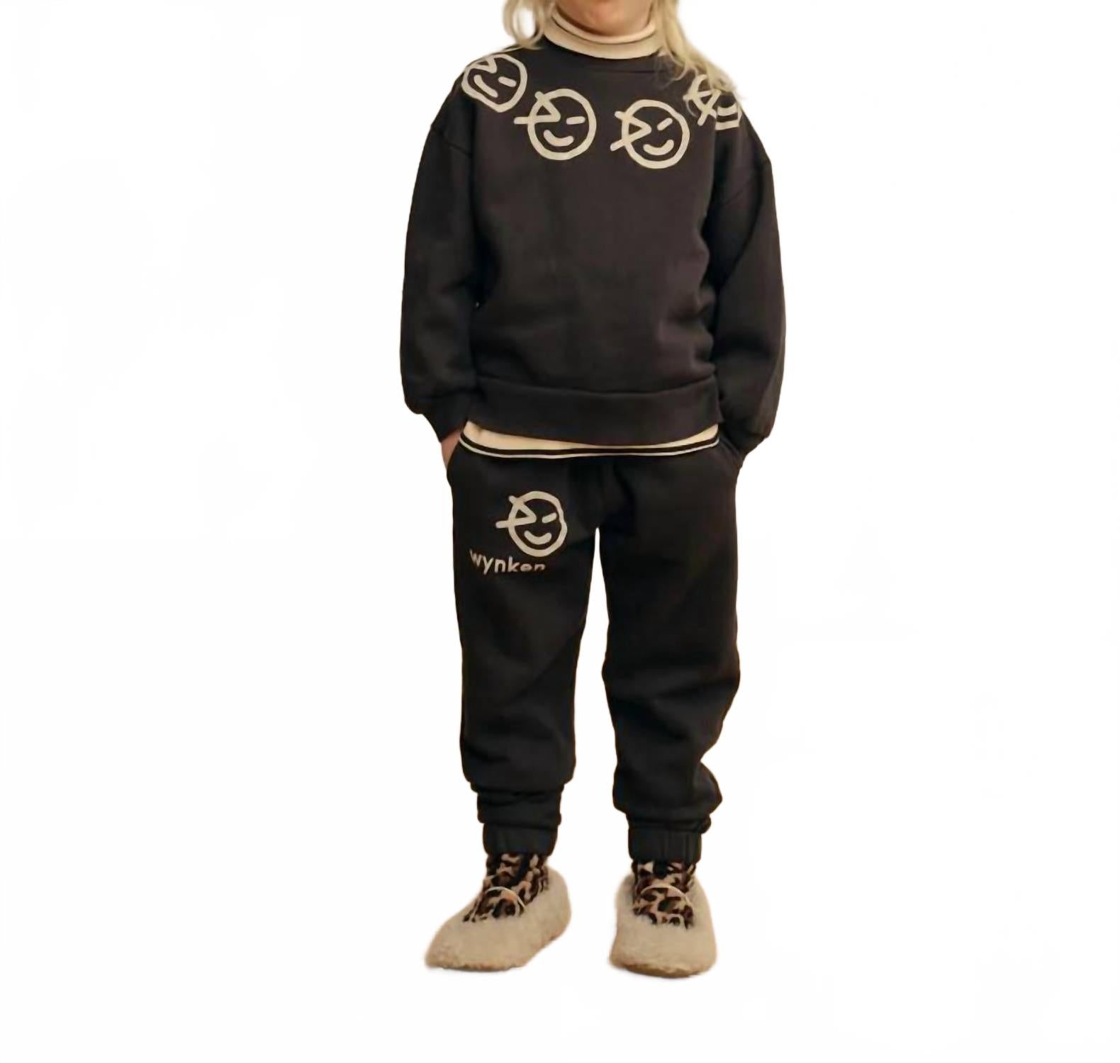 Улыбающиеся брюки с лампасами в мягком черном цвете Wynken
Улыбающиеся брюки с лампасами в мягком черном цвете Wynken