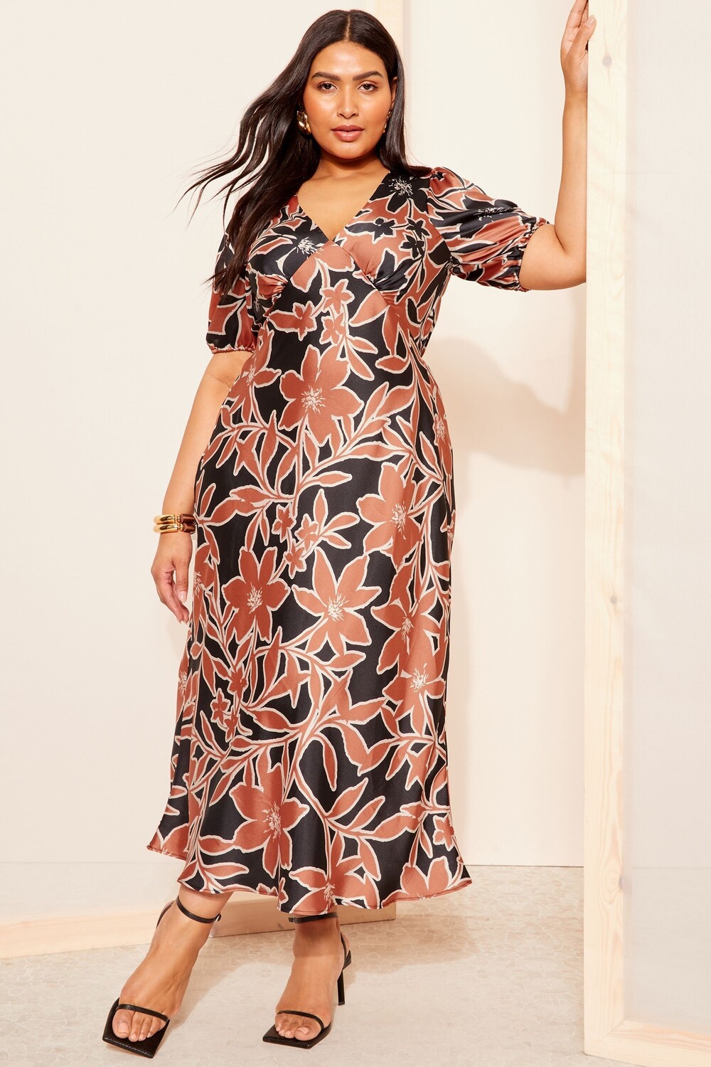 Платье миди из атласа с принтом Curves Like These, черный
Платье миди из атласа с принтом Curves Like These, черный