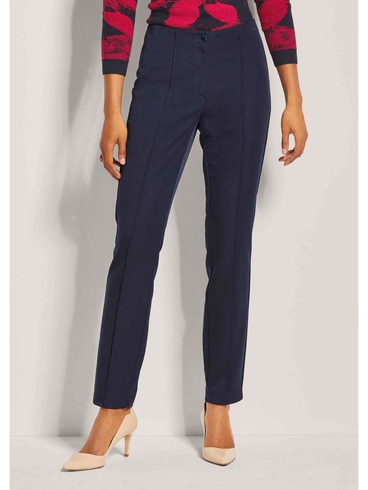 MADELEINE Узкие эластичные брюки с защипами, темно-синего цвета
MADELEINE Узкие эластичные брюки с защипами, темно-синего цвета