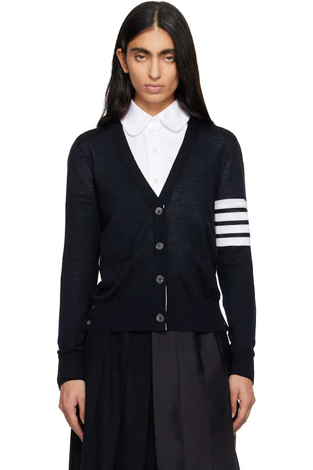 Кардиган из мериносовой шерсти с четырьмя полосами, свободного кроя, V-образным вырезом Thom Browne, темно-синий
Кардиган из мериносовой шерсти с четырьмя полосами, свободного кроя, V-образным вырезом Thom Browne, темно-синий