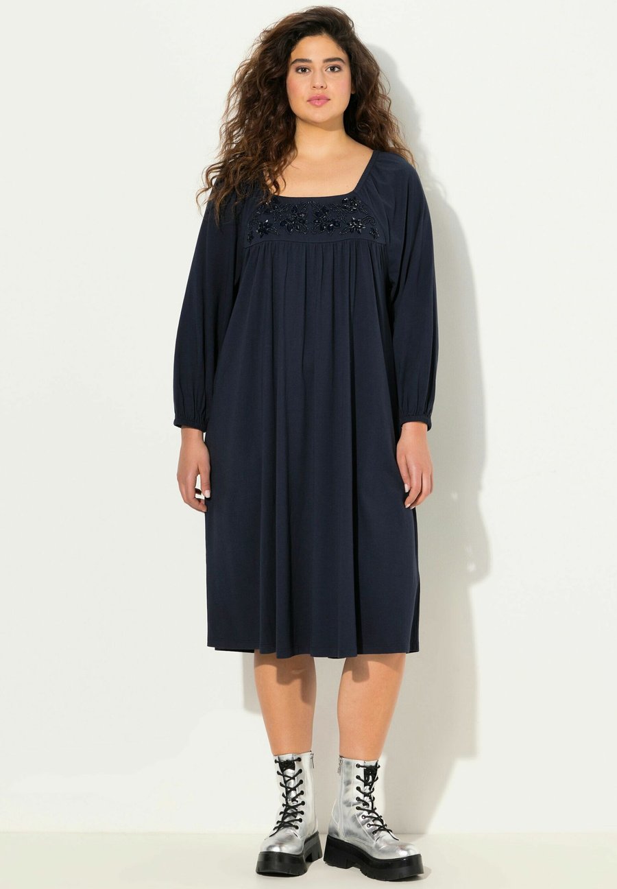 Платье Ulla Popken BEADED LONG SLEEVE PEASANT, Navy Blue/Dark Blue
Платье Ulla Popken BEADED LONG SLEEVE PEASANT, Navy Blue/Dark Blue