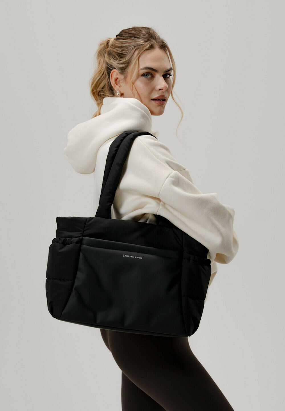 Сумка HELLVI CLOUD MEDIUM Kapten & Son, черный
Сумка HELLVI CLOUD MEDIUM Kapten & Son, черный