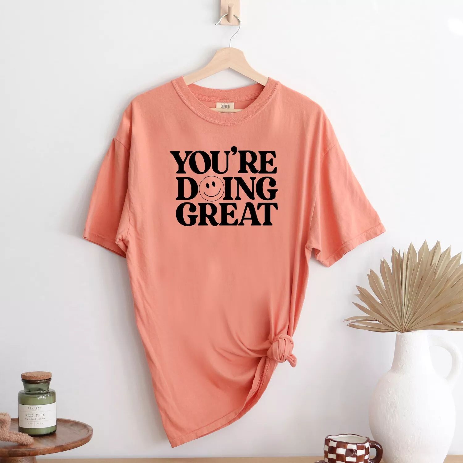 Футболки You're Doing Great со смайликом, окрашенные в готовой одежде Simply Sage Market 
Футболки You're Doing Great со смайликом, окрашенные в готовой одежде Simply Sage Market