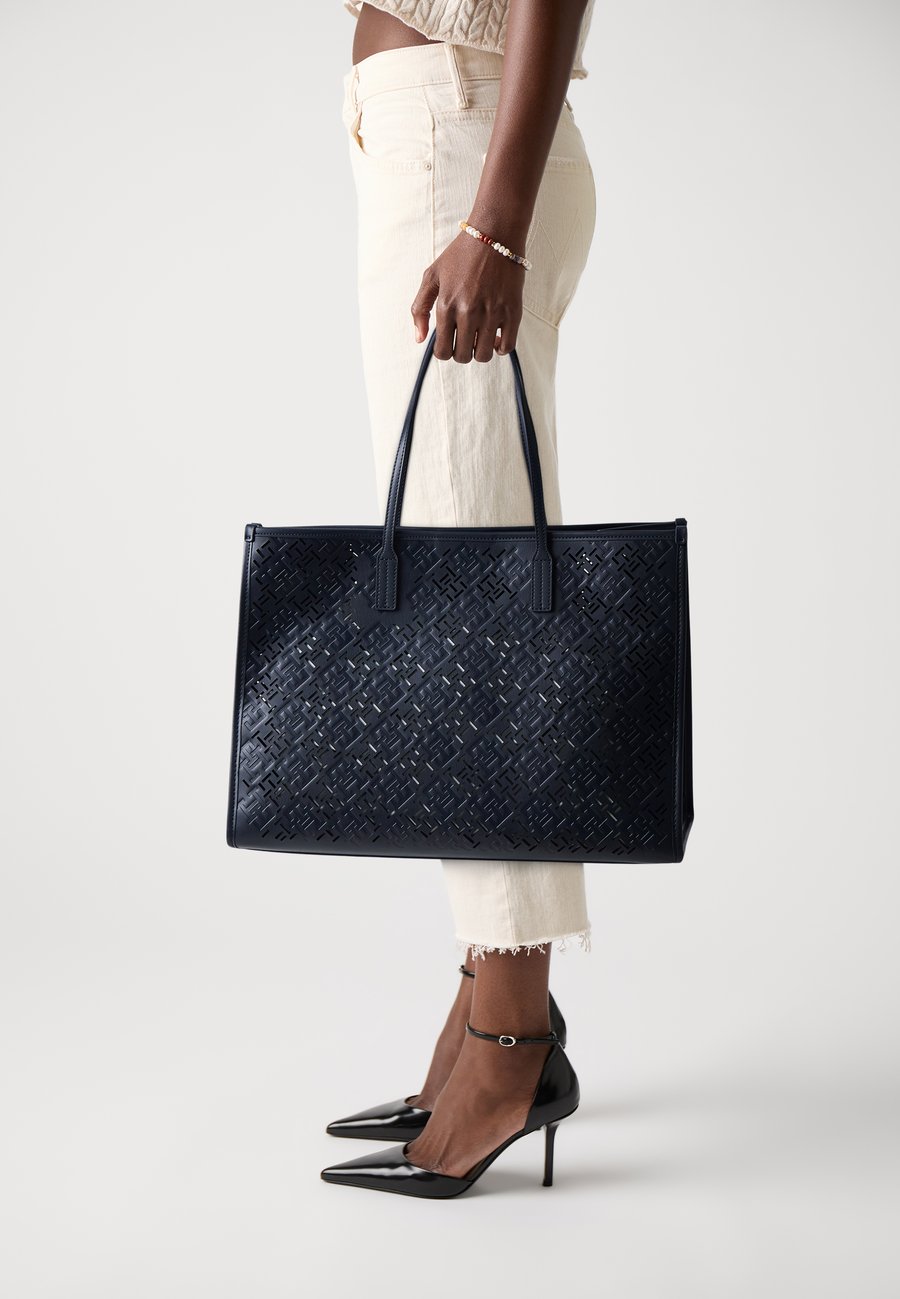 Сумка-шоппер Tommy Hilfiger CITY TOTE MONO, Space Blue/Blue
Сумка-шоппер Tommy Hilfiger CITY TOTE MONO, Space Blue/Blue