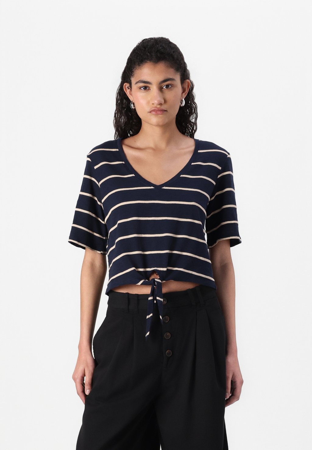 Футболка с принтом ONLSUMMER V NECK KNOT ONLY, темно-синий 
Футболка с принтом ONLSUMMER V NECK KNOT ONLY, темно-синий