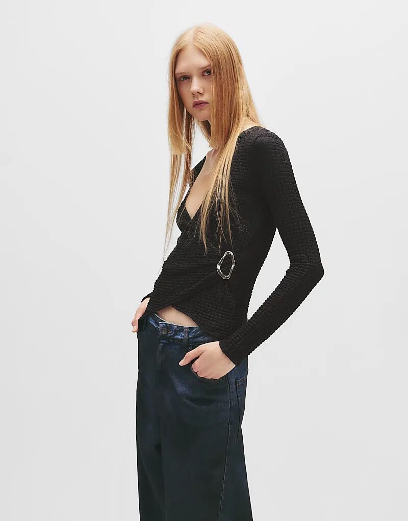 Креповый топ Pull&Bear Crossover с пряжкой черного цвета
Креповый топ Pull&Bear Crossover с пряжкой черного цвета