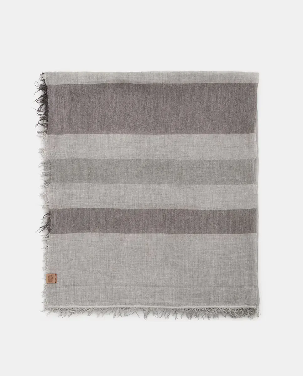 Мужской однотонный шарф с тонкими полосками по бокам Lottusse, светло-серый
Мужской однотонный шарф с тонкими полосками по бокам Lottusse, светло-серый