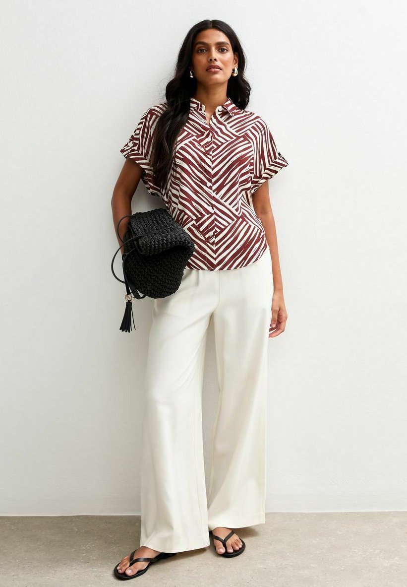 Блуза New Look ABSTRACT STRIPE PRINT SHORT SLEEVE RESORT, Brown Pattern/Brown
Блуза New Look ABSTRACT STRIPE PRINT SHORT SLEEVE RESORT, Brown Pattern/Brown