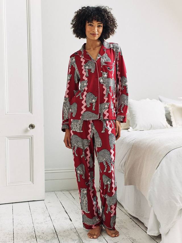 Комплект пижамы Snow Leopard с пуговицами Chelsea Peers, Red
Комплект пижамы Snow Leopard с пуговицами Chelsea Peers, Red