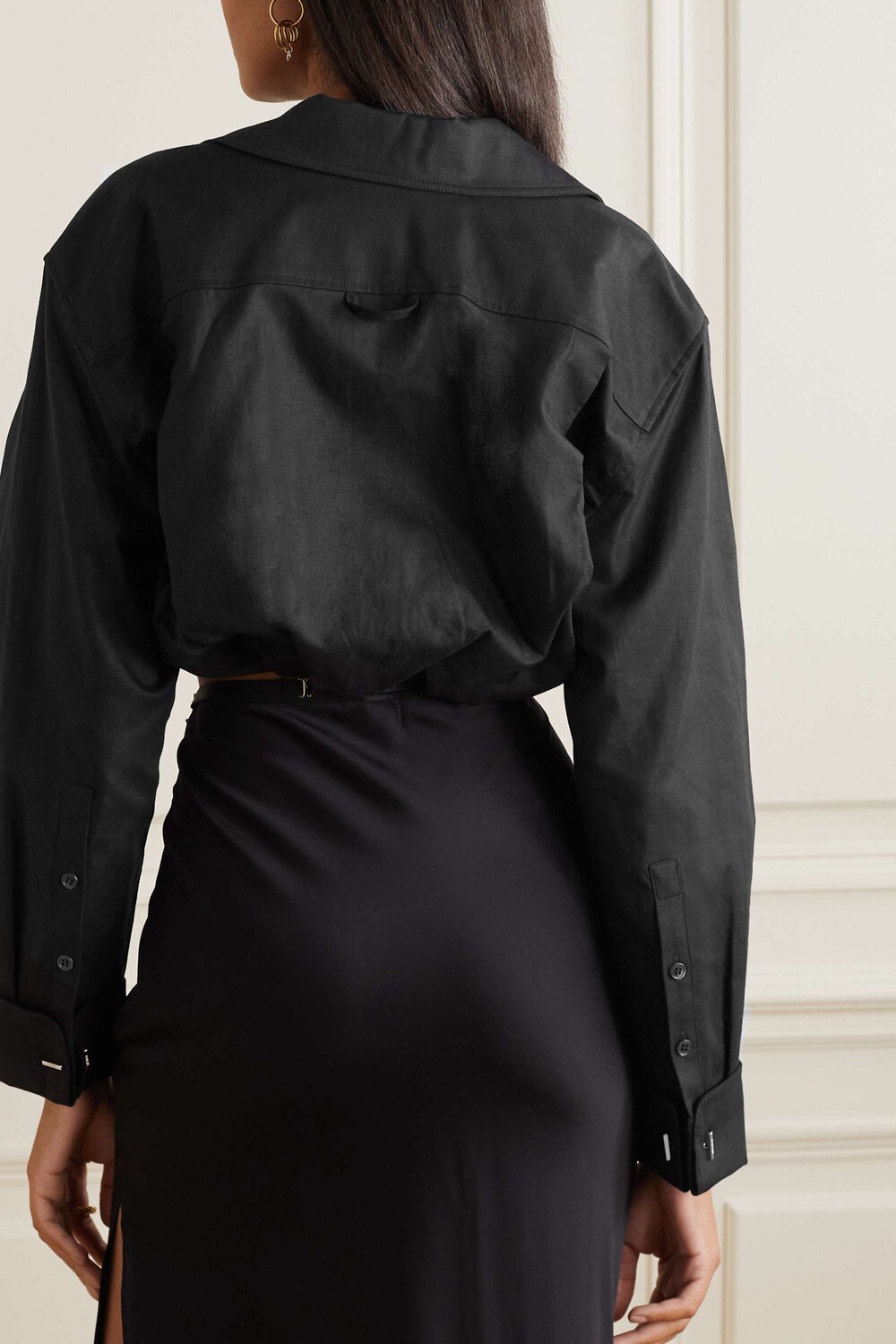 JACQUEMUS Укороченная рубашка Machou из смеси хлопка и льна, черный
JACQUEMUS Укороченная рубашка Machou из смеси хлопка и льна, черный