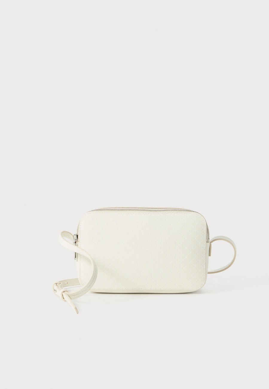 Сумка кросс-боди Calvin Klein EMBLEM ELONGATED CAMERA BAG, White
Сумка кросс-боди Calvin Klein EMBLEM ELONGATED CAMERA BAG, White