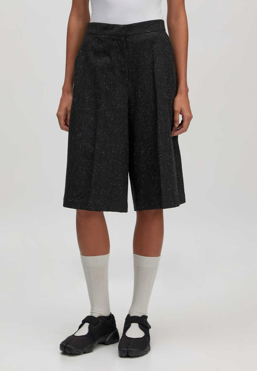 Шорты EDITED BÜGELFALTEN YESSICA, Dunkelgrau/Grey
Шорты EDITED BÜGELFALTEN YESSICA, Dunkelgrau/Grey