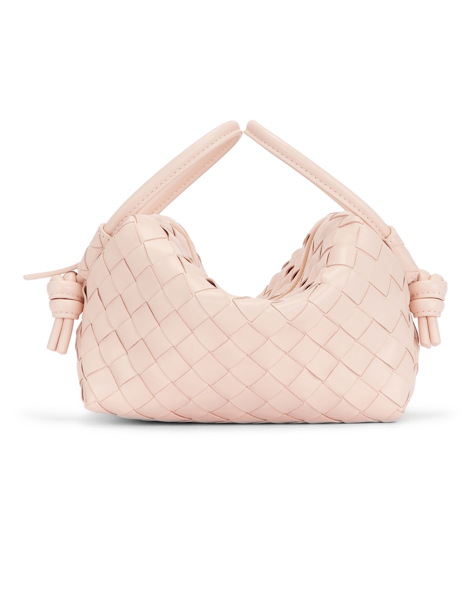 Маленькая сумка через плечо с петлей Bottega Veneta, цвет Cameo & Muse Brass
Маленькая сумка через плечо с петлей Bottega Veneta, цвет Cameo & Muse Brass