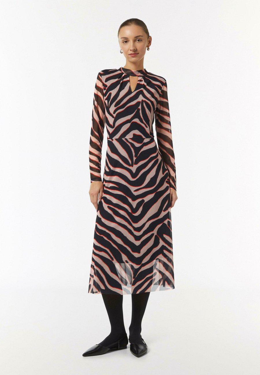 Платье comma MIT STEHKRAGEN, Perlmuttrosa/Light Pink
Платье comma MIT STEHKRAGEN, Perlmuttrosa/Light Pink