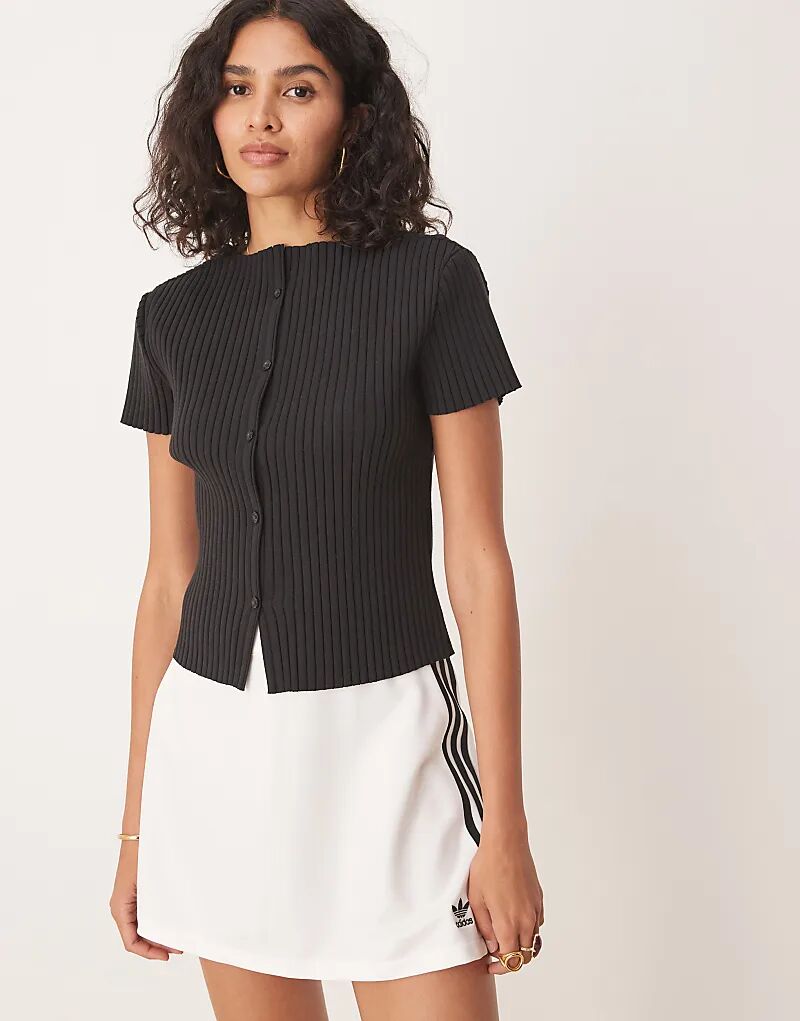 Топ Gina Tricot с короткими рукавами, на пуговицах спереди, черного цвета
Топ Gina Tricot с короткими рукавами, на пуговицах спереди, черного цвета