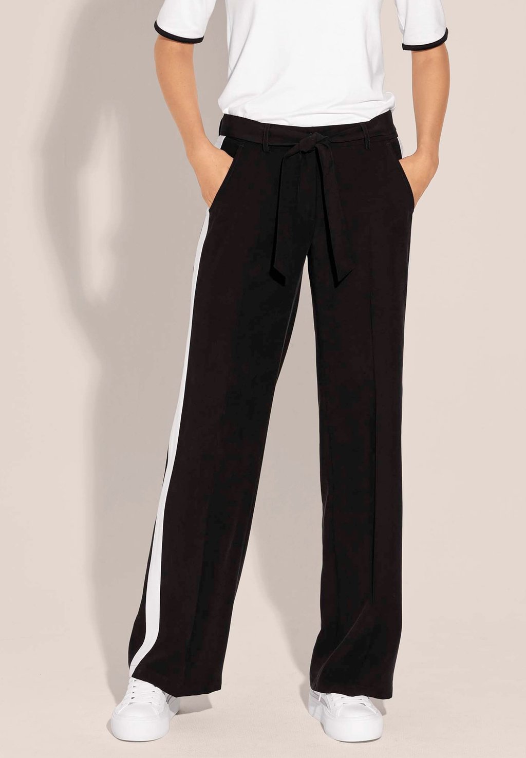 Брюки WEITE MIT BINDEBAND UND SEITENSTREIFEN MADELEINE, черный
Брюки WEITE MIT BINDEBAND UND SEITENSTREIFEN MADELEINE, черный