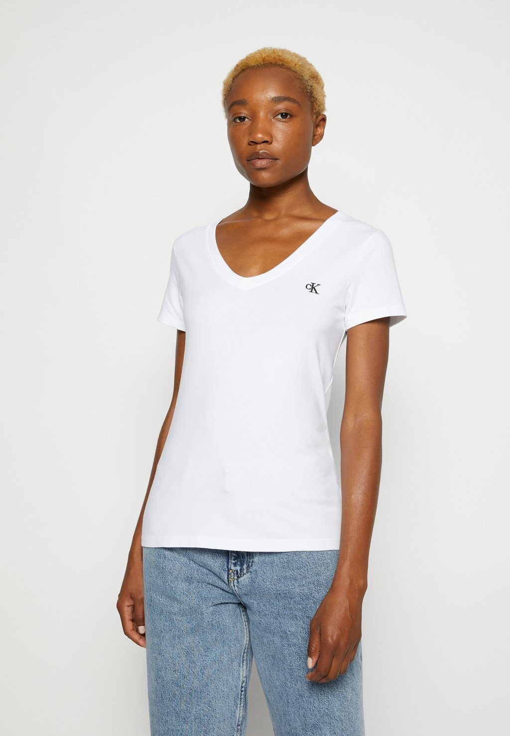 Базовая футболка женская Calvin Klein Jeans, белый
Базовая футболка женская Calvin Klein Jeans, белый