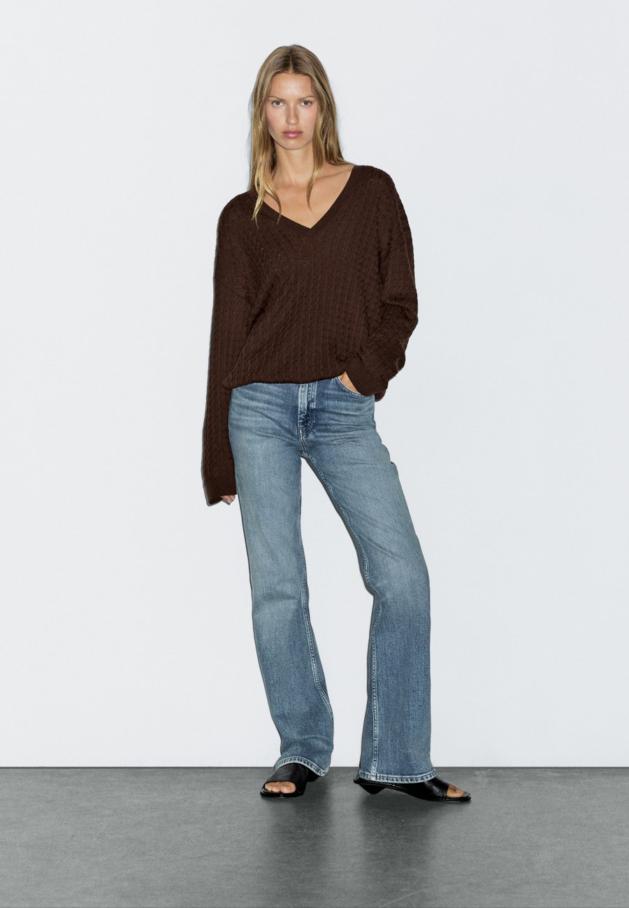 Джемпер Massimo Dutti V-NECK WITH BRAIDED DETAIL, Mottled Dark Brown
Джемпер Massimo Dutti V-NECK WITH BRAIDED DETAIL, Mottled Dark Brown