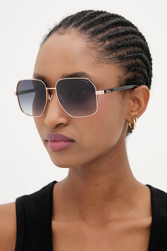 Солнцезащитные очки Guess, черный
Солнцезащитные очки Guess, черный