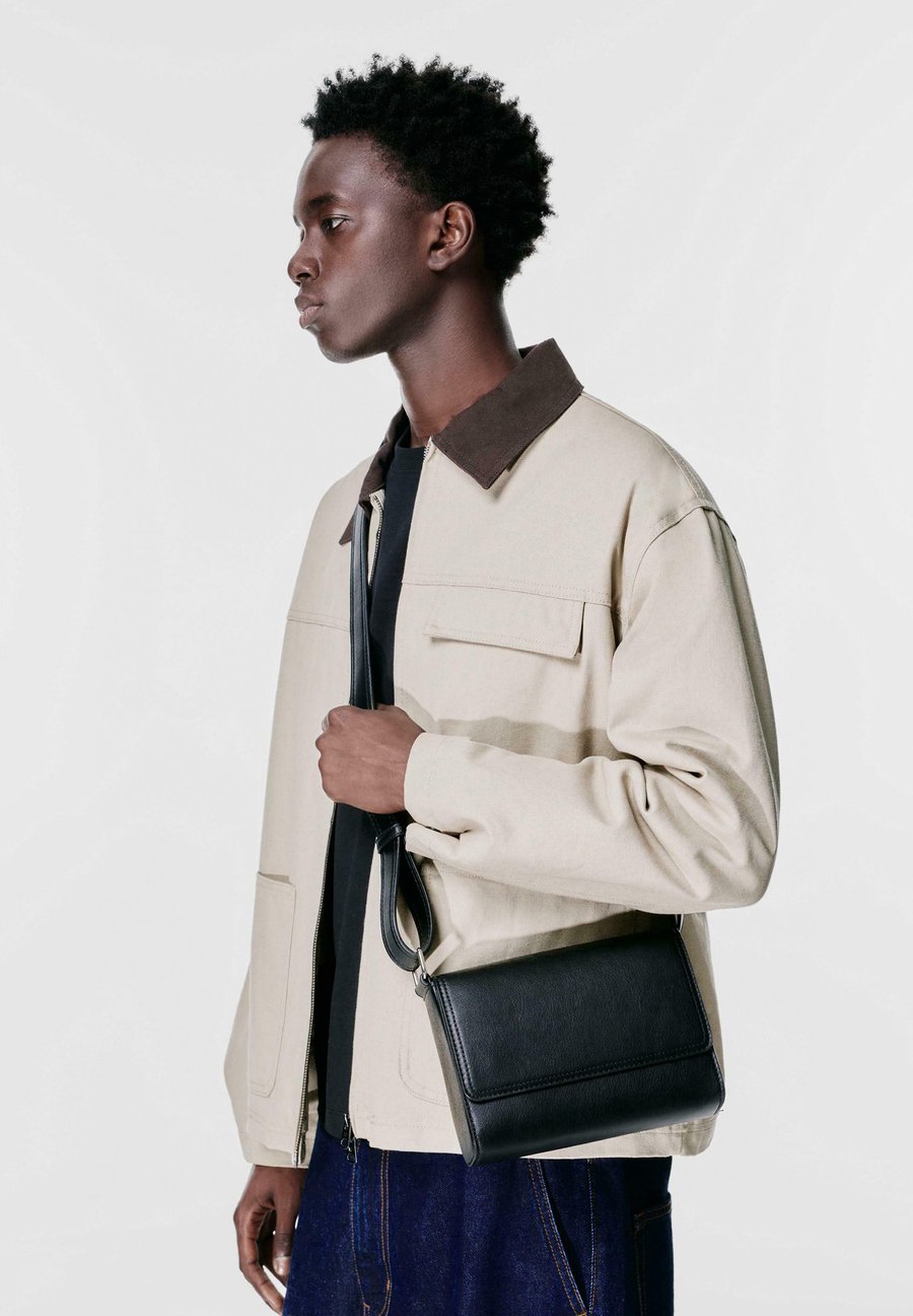 Сумка кросс-боди PULL&BEAR Cross body bag, Black
Сумка кросс-боди PULL&BEAR Cross body bag, Black