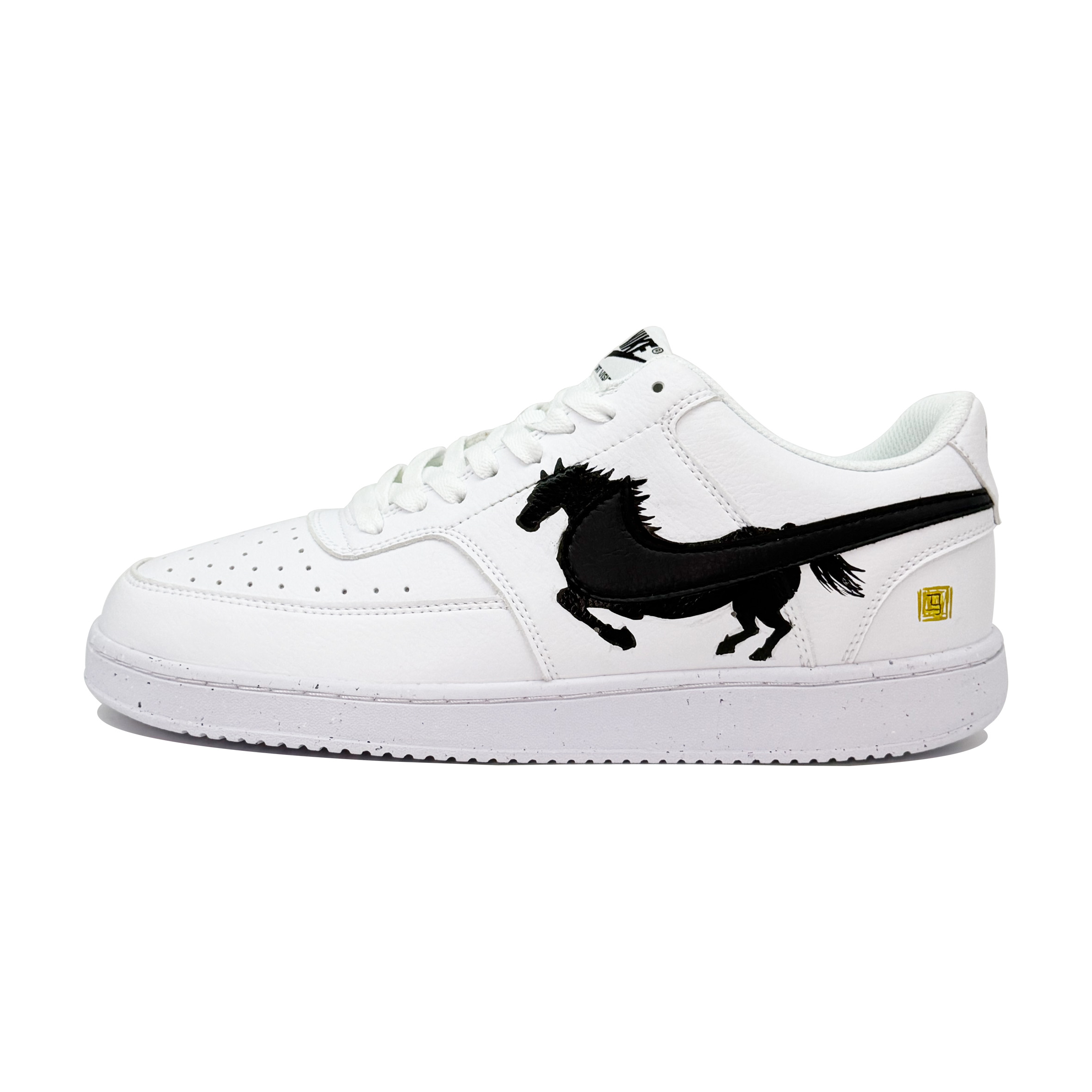 Court Vision 1 Galloping Horses And Striding On The Clouds' Dawn Thermal Cushioning Low top Skateboard Shoes Men's Nike, белый
Court Vision 1 Galloping Horses And Striding On The Clouds' Dawn Thermal Cushioning Low top Skateboard Shoes Men's Nike, белый
