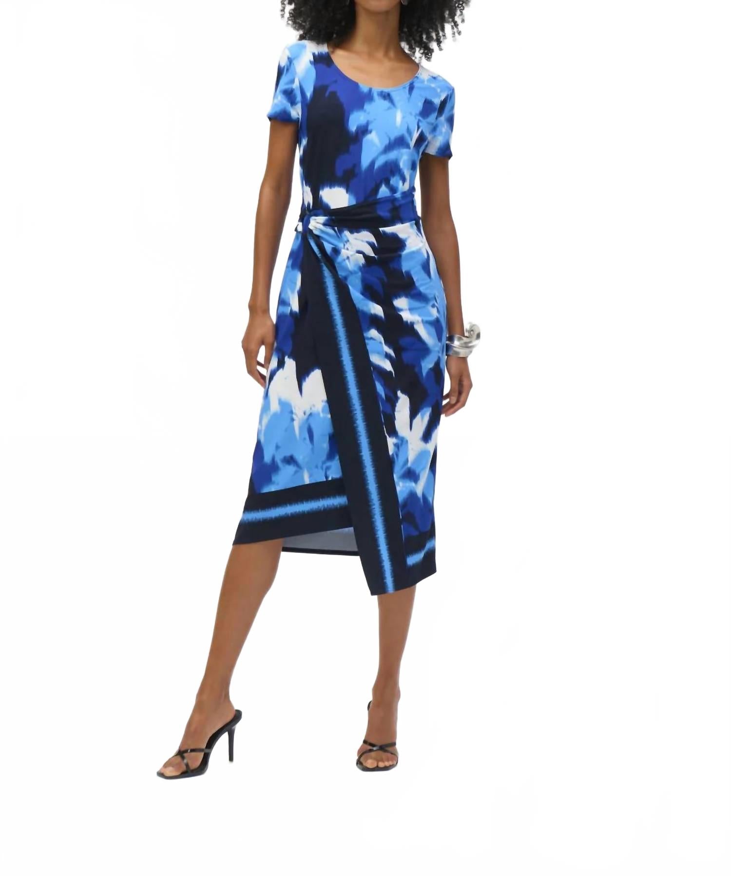 Асимметричное платье с тропическим принтом в сине-ванильной гамме Joseph Ribkoff
Асимметричное платье с тропическим принтом в сине-ванильной гамме Joseph Ribkoff